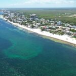 MANTIENE PUERTO MORELOS ATENCIÓN PERMANENTE EN PLAYAS PARA COMBATIR EL SARGAZO